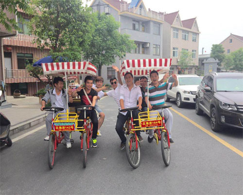 小伙伴们骑着游览车“招摇过市”